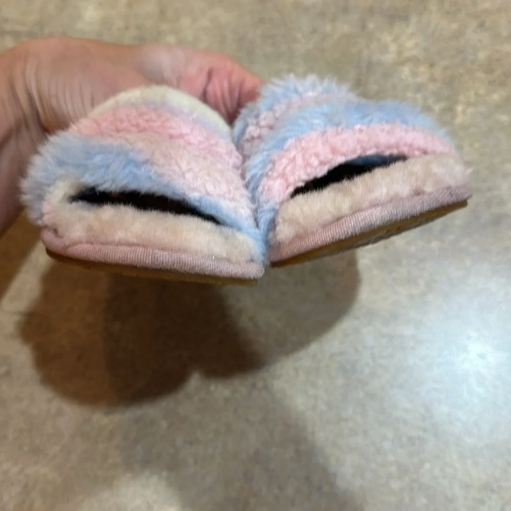Girls UGG slipper size 8